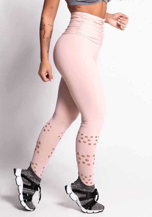 Calça legging nude com elástico e cortes a laser