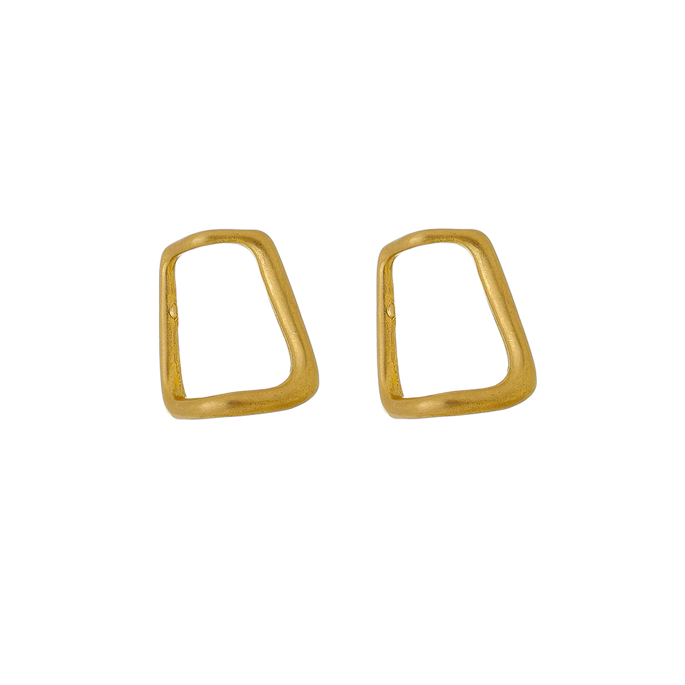 Brinco Dourado Quadrado Com As Bordas Irregulares.