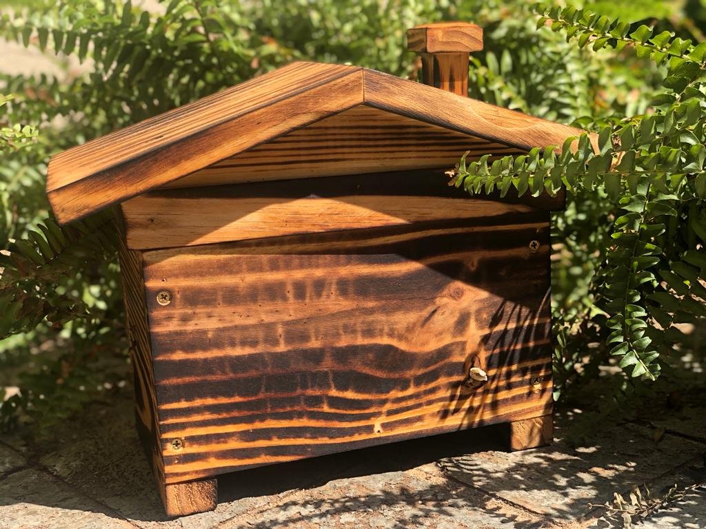 Casinha de abelha em madeira, com chaminé - Abelha Jataí, sem ferrão